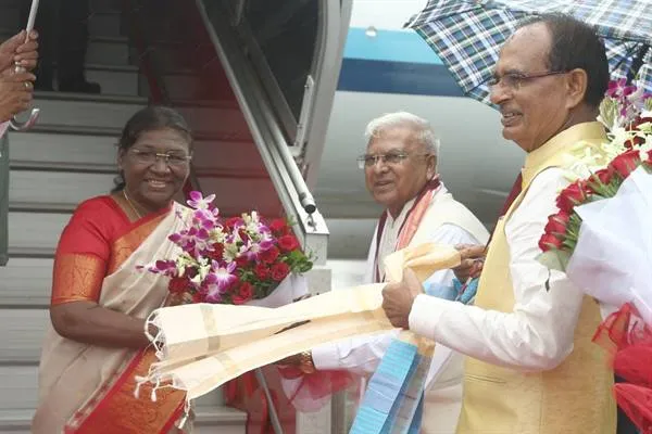 राष्ट्रपति मुर्मु का भोपाल आगमन राज्यपाल और मुख्यमंत्री ने अगवानी कर हार्दिक स्वागत किया