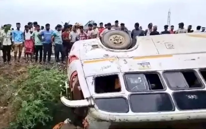 बड़े सड़क हादसे में यात्री बस पलटी, दो दर्जन यात्री घायल, आठ की हालत गंभीर