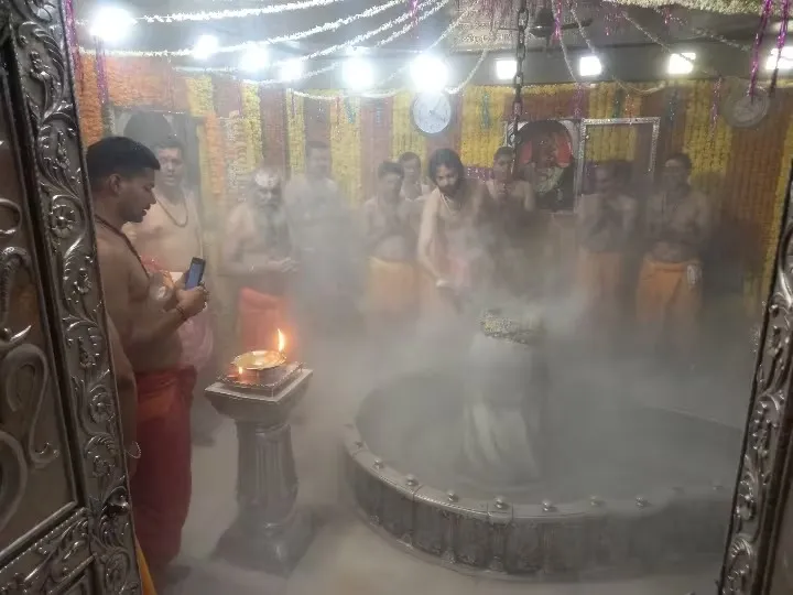 सावन सोमवार को Mahakaleshwar मंदिर में भस्म आरती के दौरान उमड़े श्रद्धालु