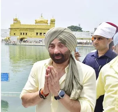 Gadar 2 की सफलता का आशीवार्द लेने गोल्डन टेंपल पहुंचे Sunny Deol