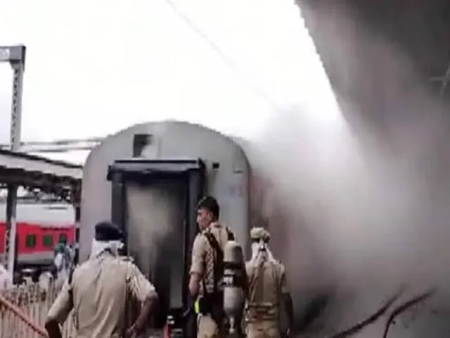 मुंबई से चलकर बेंगलुरु आई उद्यान एक्सप्रेस ट्रेन में लगी आग