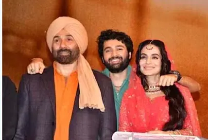 Gadar 2 ने किया 300 का आंकडा पार, मनाया जश्न