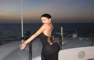 Kylie ने क्रूज से शेयर कीं सेक्सी तस्वीरें