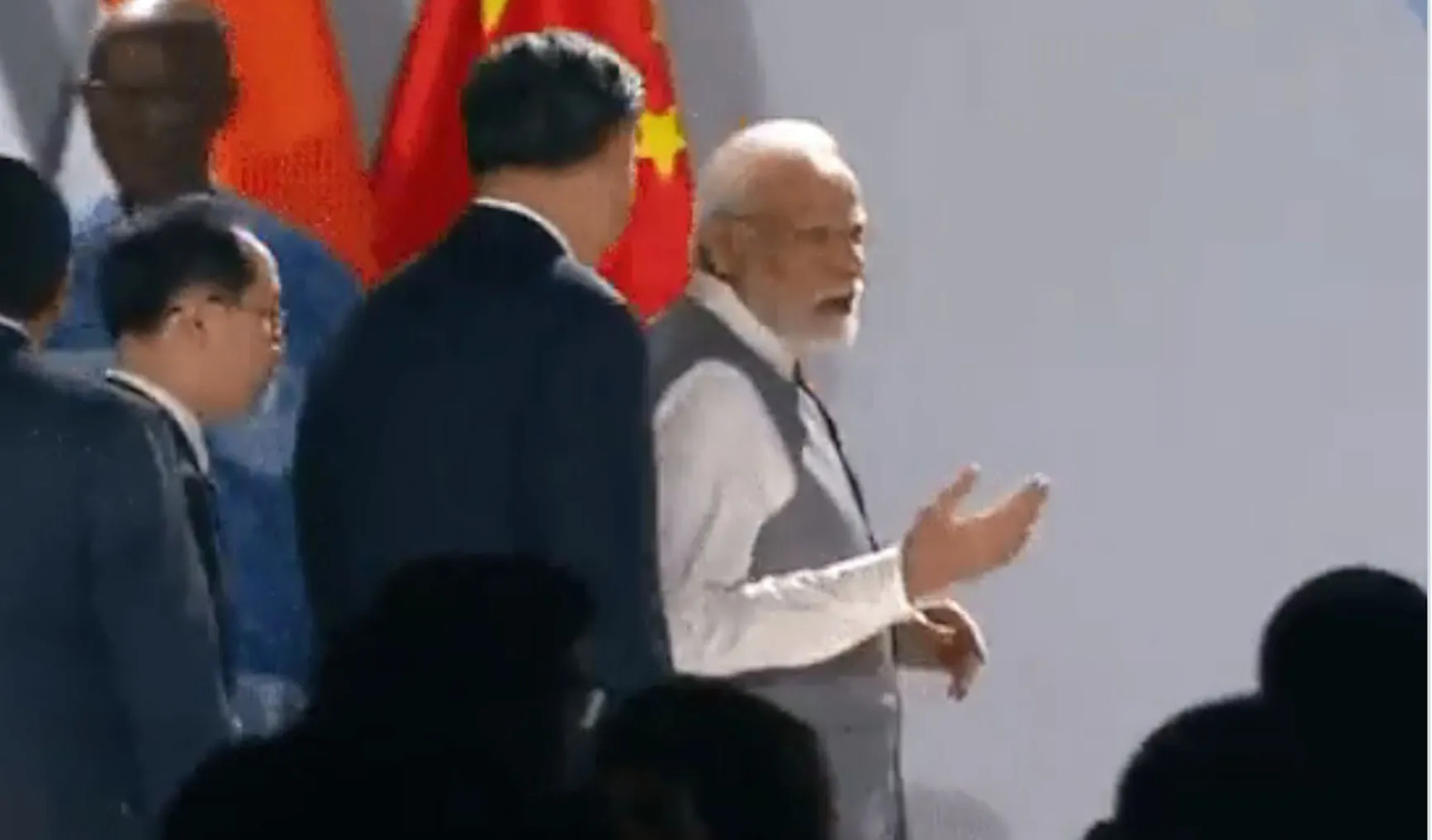 PM Modi और जिनपिंग में हुई गुफ्तगू, एक-दूसरे से मिलाया हाथ