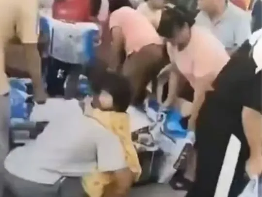 China में घबराकर खरीद रहे बोरी भरकर नमक