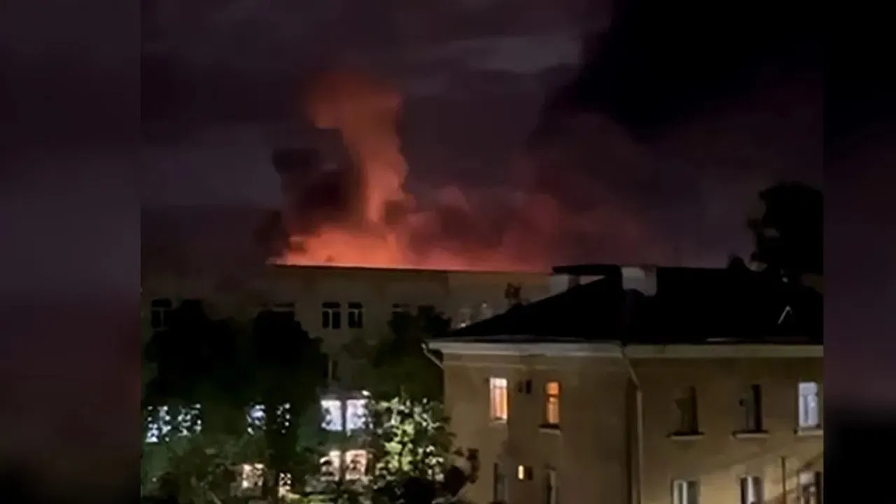 Russia-Ukraine War : यूक्रेनी ड्रोन ने रूस पर ‎‎किया सबसे बड़ा हमला, भीषण आग लगने से उड़ानें हुईं रद्द