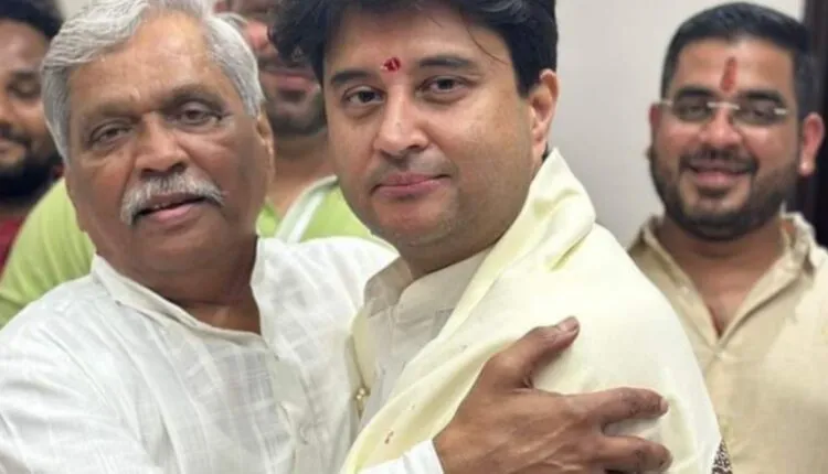 Politics News : Jyotiraditya Scindia ने प्रभात झा से बंद कमरे में की चर्चा, सियासी पारा चढ़ा