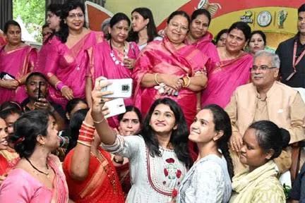 महिलाएं आज घर और बाहर दोनों ही मोर्चे पर अपनी भूमिका बखूबी निभा रही है : CM बघेल