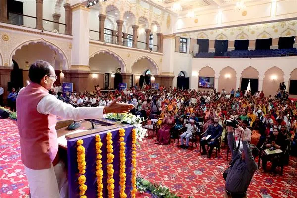 मुख्यमंत्री Chouhan ने मुख्यमंत्री Ladli बहना आवास योजना का शुभारंभ किया