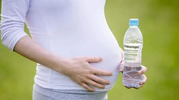 pregnancy के दौरान प्लास्टिक बोतल से पानी न पीयें