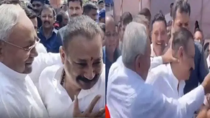 Nitish Kumar ने लोगों के सामने पकड़ी अपने मंत्री की गर्दन.... पत्रकार के माथे से भिड़वाया माथा, लोग रह गए दंग