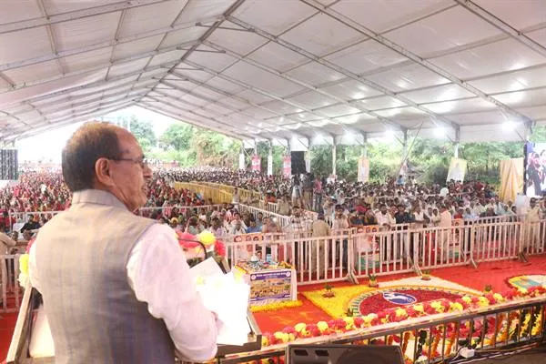 समाज में बदलाव लाने के लिए निरंतर काम कर रही सरकार : CM शिवराज