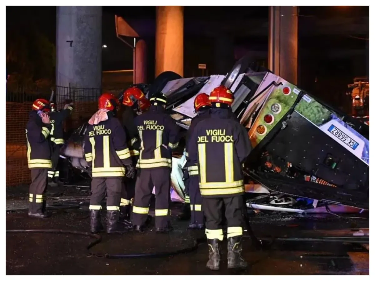 Italy के वेनिस में दर्दनाक हादसा, पुल से गिरी पर्यटकों से भरी बस, 21 लोगों की मौत, कई घायल