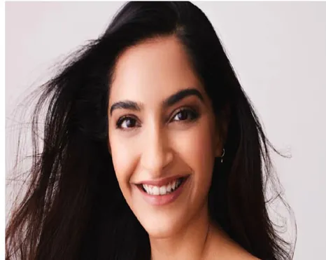 Sonam ने ग्लोबल इवेंट में बिखेरा जलवा