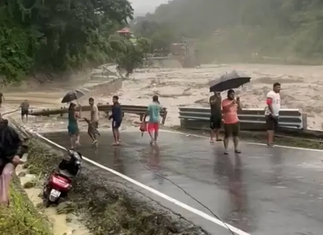 सिक्किम में सड़कें-पुल बहे, सेना के 23 जवान लापता