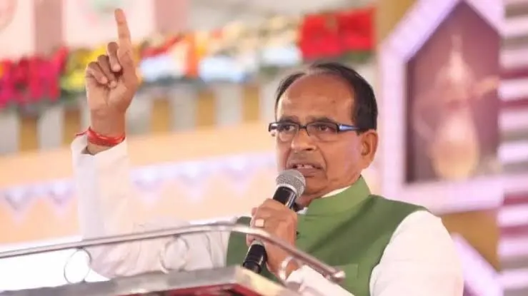 हम आदिवासी बहनों को चप्पल पहना रहे हैं, तो कांग्रेस के सीने में काटे चुभ रहे है: CM शिवराज