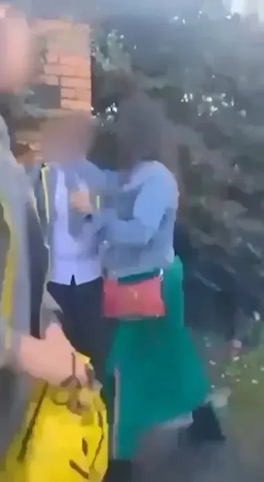 Female policeman ने बच्चे को थप्पड़ मारा, प्रत्यक्षदर्शी ने केस ‎किया,‎ मिली सजा