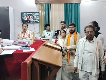 पूर्व CM Kamal Nath से चुनाव लड़ने BJP प्रत्याशी भरा नामांकन