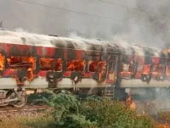 Patalkot Express ट्रेन में लगी भीषण आग, दो बोगियां जलकर हुई खाक