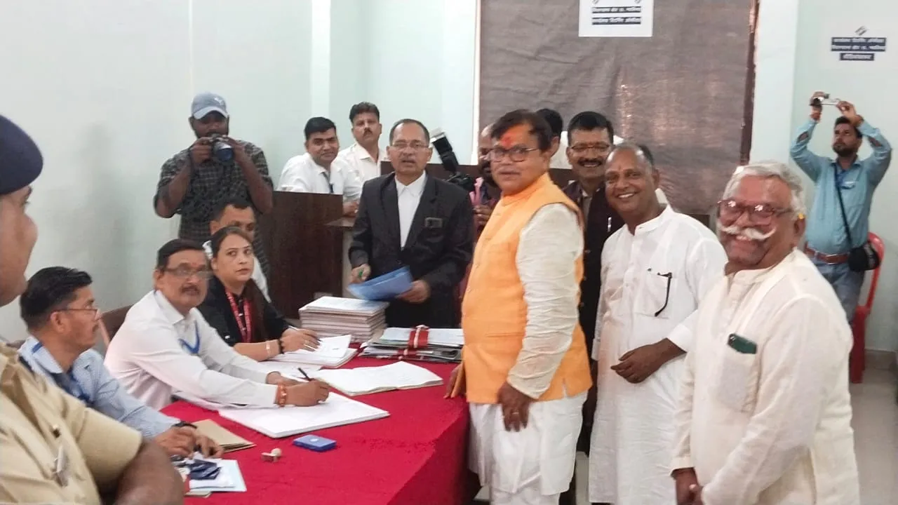 ग्वालियर 15 विधानसभा से BJP प्रत्याशी के रुप में प्रद्युम्न सिंह तोमर ने भरा नामांकन