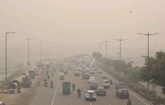 Delhi Air Pollution के टूटे सारे रिकॉर्ड, खतरनाक स्तर से 100 गुणा ज्यादा 'जहरीली हुई हवा