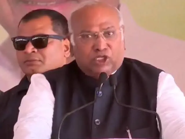 मुर्मू के आदिवासी होने के कारण उन्हें संसद भवन के उद्घाटन कार्यक्रम में नहीं बुलाया गया: Kharge