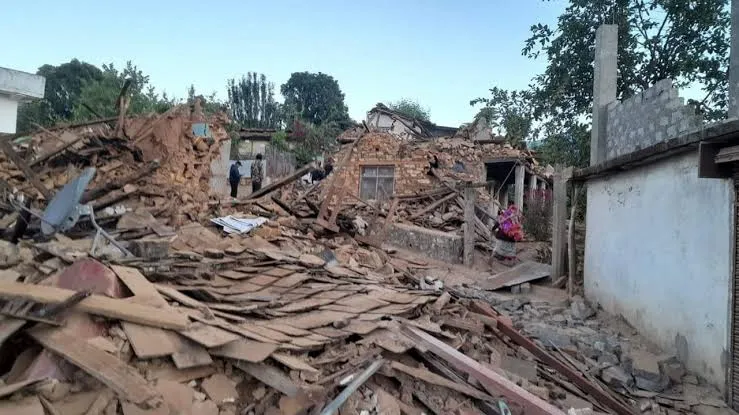 Nepal में भूकंप से मरने वालों की संख्या पहुंची 157, Delhi NCR में लोग अभी भी दहशत में