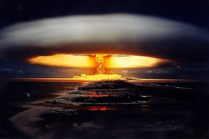 हिरोशिमा पर गिराए परमाणु बम से 24 गुना ज्यादा खतरनाक बम बना रहा अमेरिका