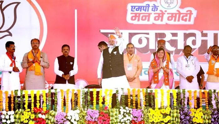 गरीबों को लुटने से बचाया, सुविधाएं दी इसलिए MP के मन में है मोदी ; कांग्रेस का नारा-काम हॉफ, गरीब की जेब साफ