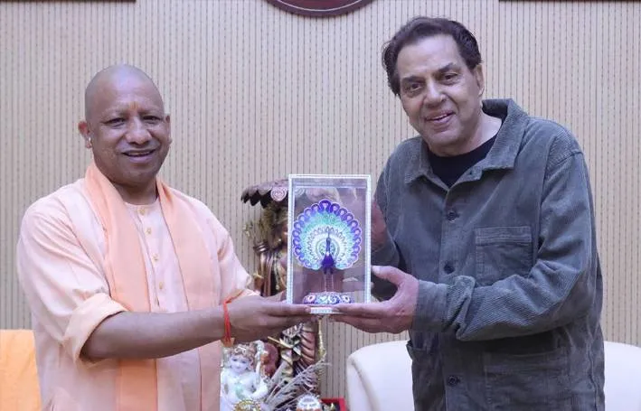 हीमैन Dharmendra ने सीएम योगी से की मुलाकात