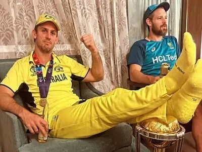 ऑस्ट्रेलिया के बल्लेबाज मिशेल मार्श ने वर्ल्ड कप ट्रॉफी के ऊपर पैर रखकर खिंचवाई तस्वीर ; भड़के फैंस