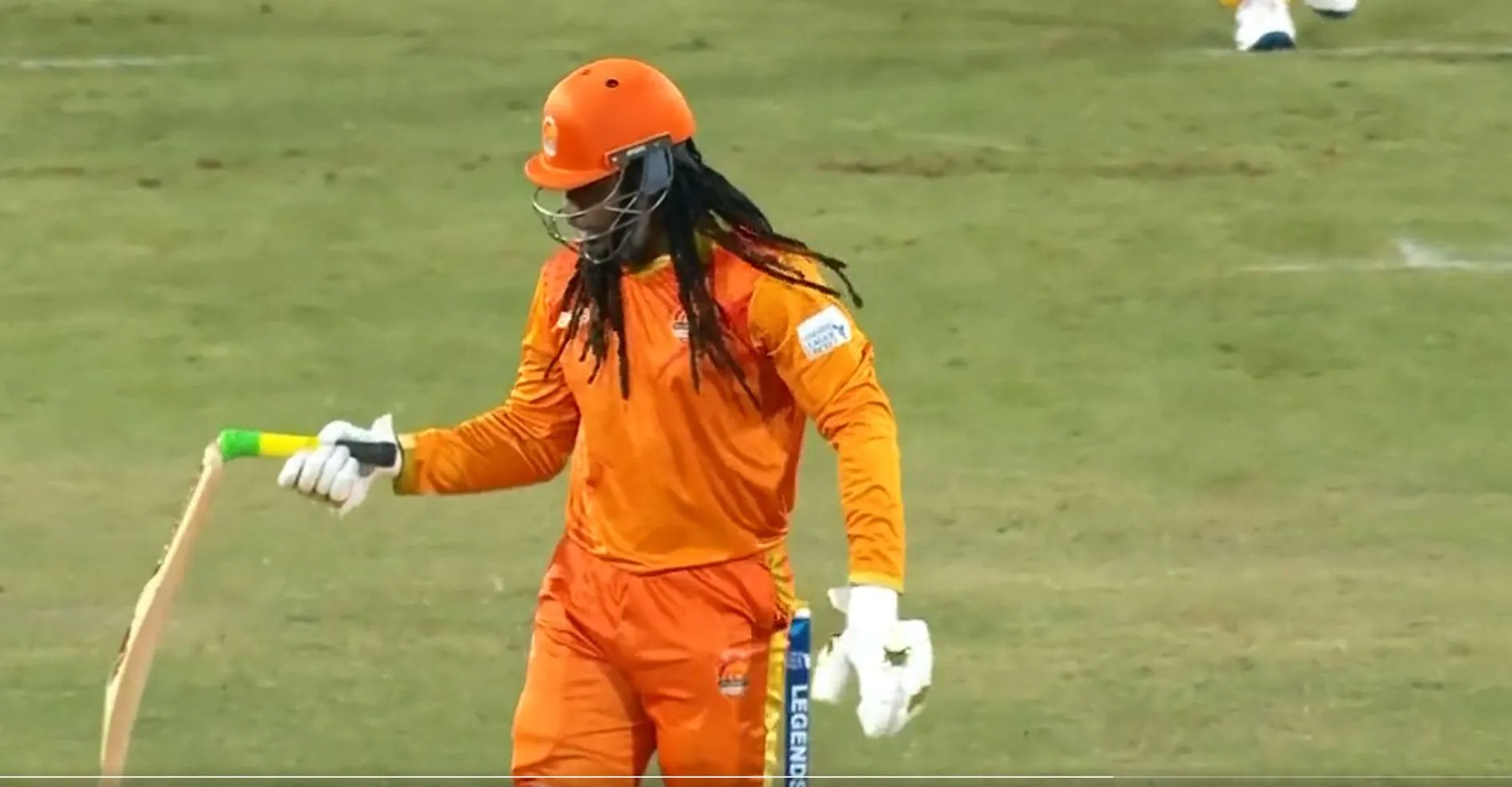 Chris Gayle का 44 की उम्र में जलवा बरकरार, बल्ले के हुए 2 टुकड़े, गेंद बाउंड्री पार