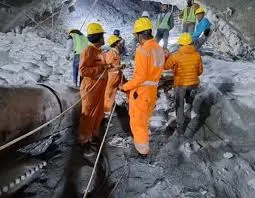 टनल में फंसे मजदूरों के लिए बर्फबारी भी बनी चुनौती