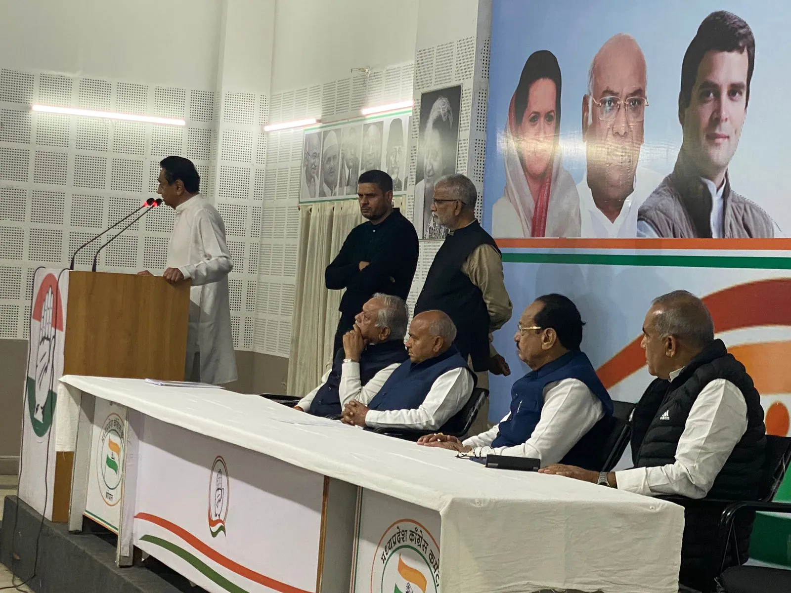 कांग्रेस के विधानसभा चुनाव प्रत्याशियों की समीक्षा बैठक संपन्न