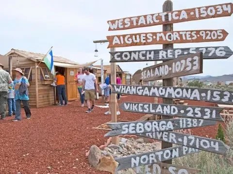 एक देश में रहते हैं कुल 38 नागरिक, इनमें 3 Dogs भी शामिल