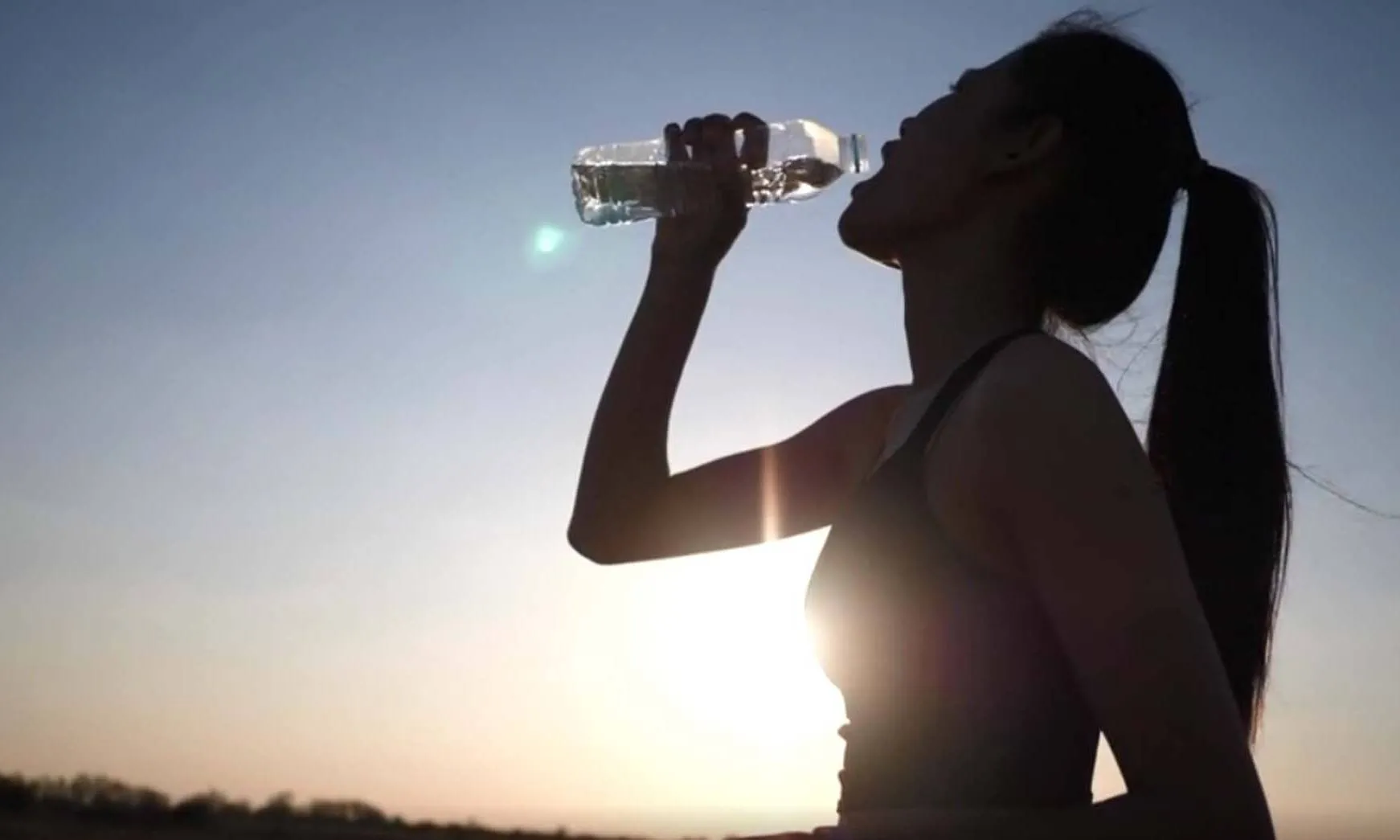 लड़की को पानी अच्छा नहीं लगा तो छोड़ दिया पीना