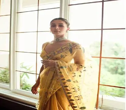 Alia ने येलो कलर की नेट की साड़ी में बढाई धडकन