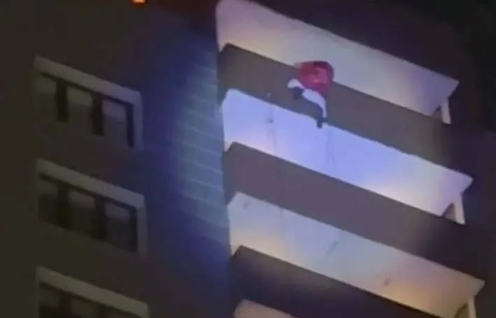 सांता बनकर 250 फीट ऊपर building से गिरा शख्स, देखने वाले ताली बजाते रहे