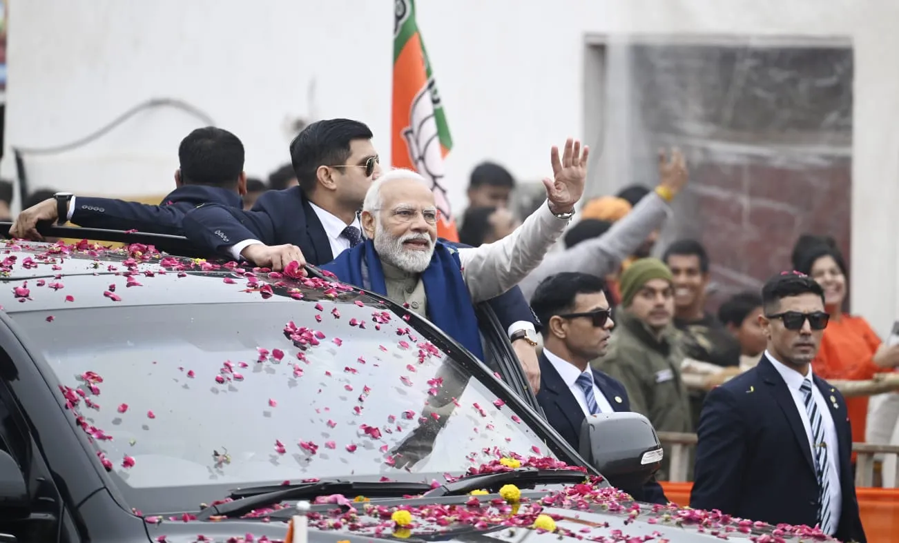 PM मोदी पहुंचे Ayodhya, हुई फूलों की वर्षा, धर्मनगरी ने किया स्वागत