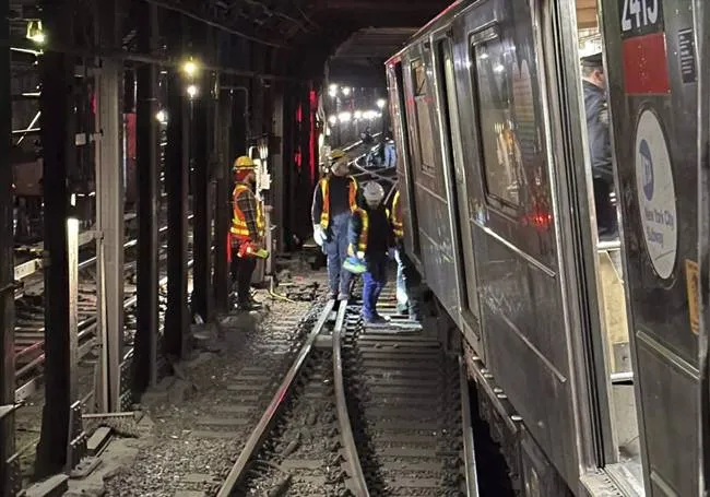 Subway ट्रेन दुर्घटनाग्रस्त, 20 घायल