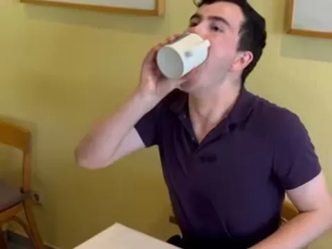 लड़के ने पलक झपकते ही गटक ली Coffee