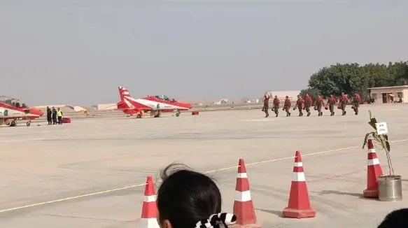 वायु सेवा के सूर्य किरण ने दिखाए हैरत अंगेज करतब, आमजन सहित अधिकारी वर्ग ने Bharat Mata Ki Jai का किया उद्घोष