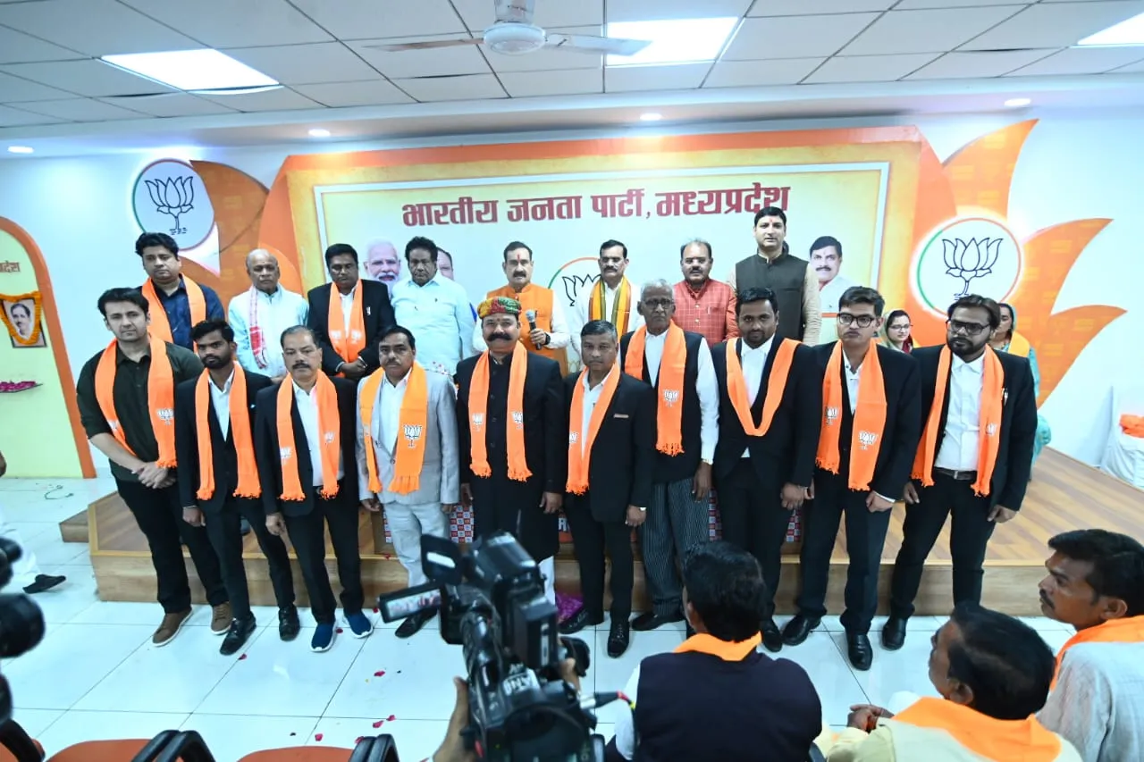 प्रदेश अध्यक्ष के समक्ष कांग्रेस की दमोह जिला पंचायत उपाध्यक्ष, पूर्व एडीजे समेत दर्जनों कांग्रेस नेता एवं अधिवक्ताओं ने भाजपा की सदस्यता ग्रहण की