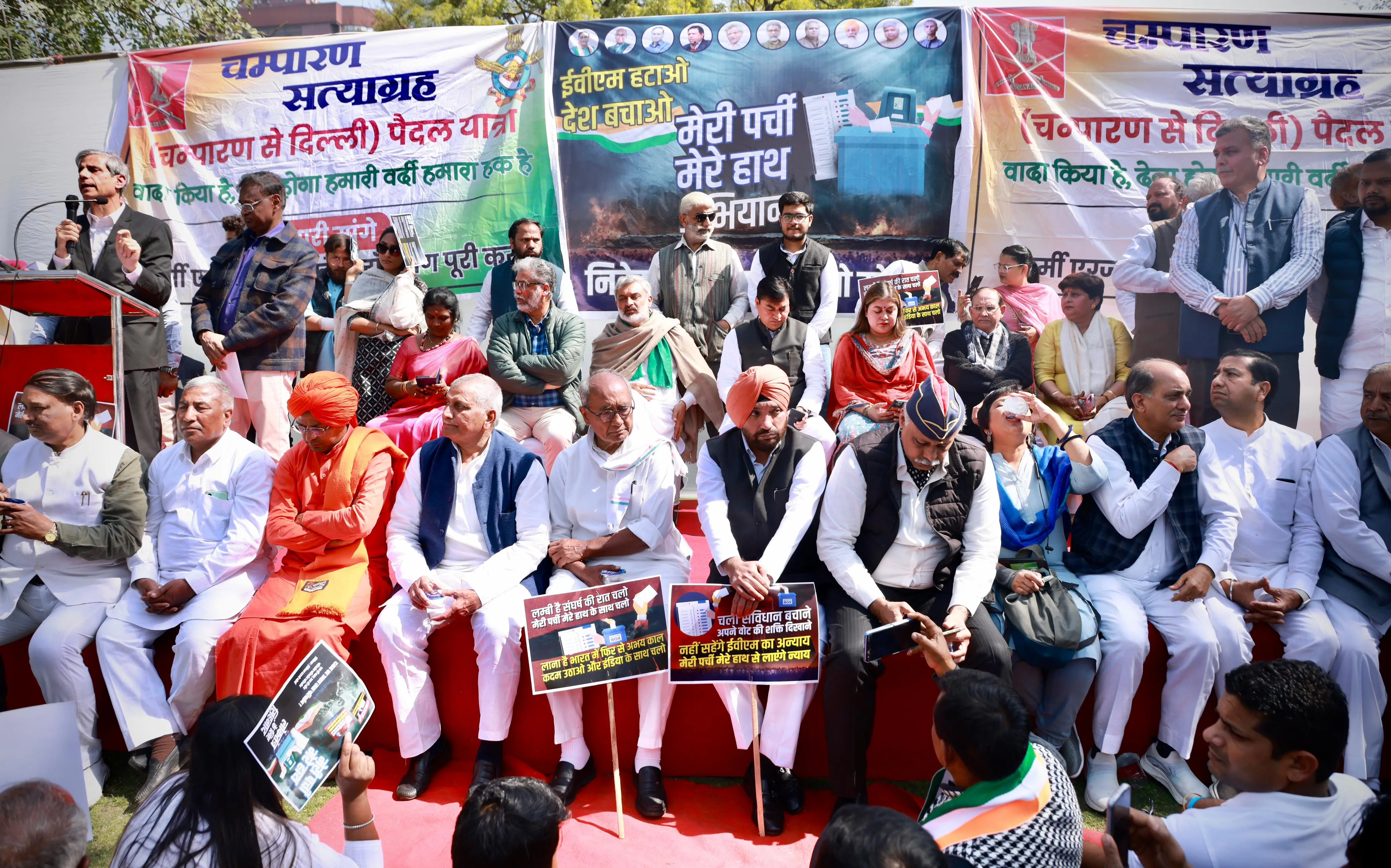 EVM के खिलाफ धरना दे रहे विपक्षी नेता गिरफ्तार, दिग्विजय सिंह बोले- PM मोदी इतना घबरा क्यों रहे हैं