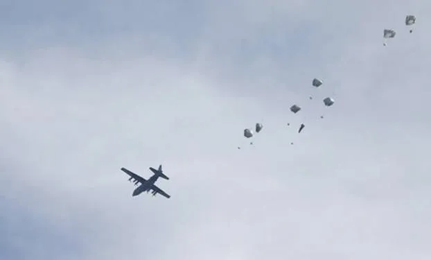 भुखमरी के शिकार गाजा में अमेरिकी विमानों ने बरसाय Food Packets