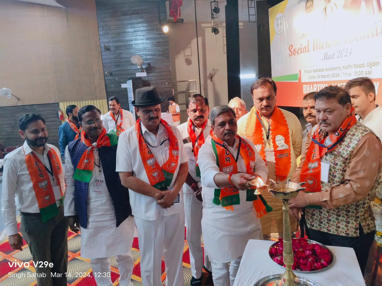 लोकसभा चुनाव के प्रदेश सह प्रभारी Satish Upadhyay ने उज्जैन में सोशल मीडिया कॉन्क्लेव को संबोधित किया तथा कोर समिति की बैठक एवं लोकसभा चुनाव कार्यालय का शुभारंभ कर किया दीवार लेखन
