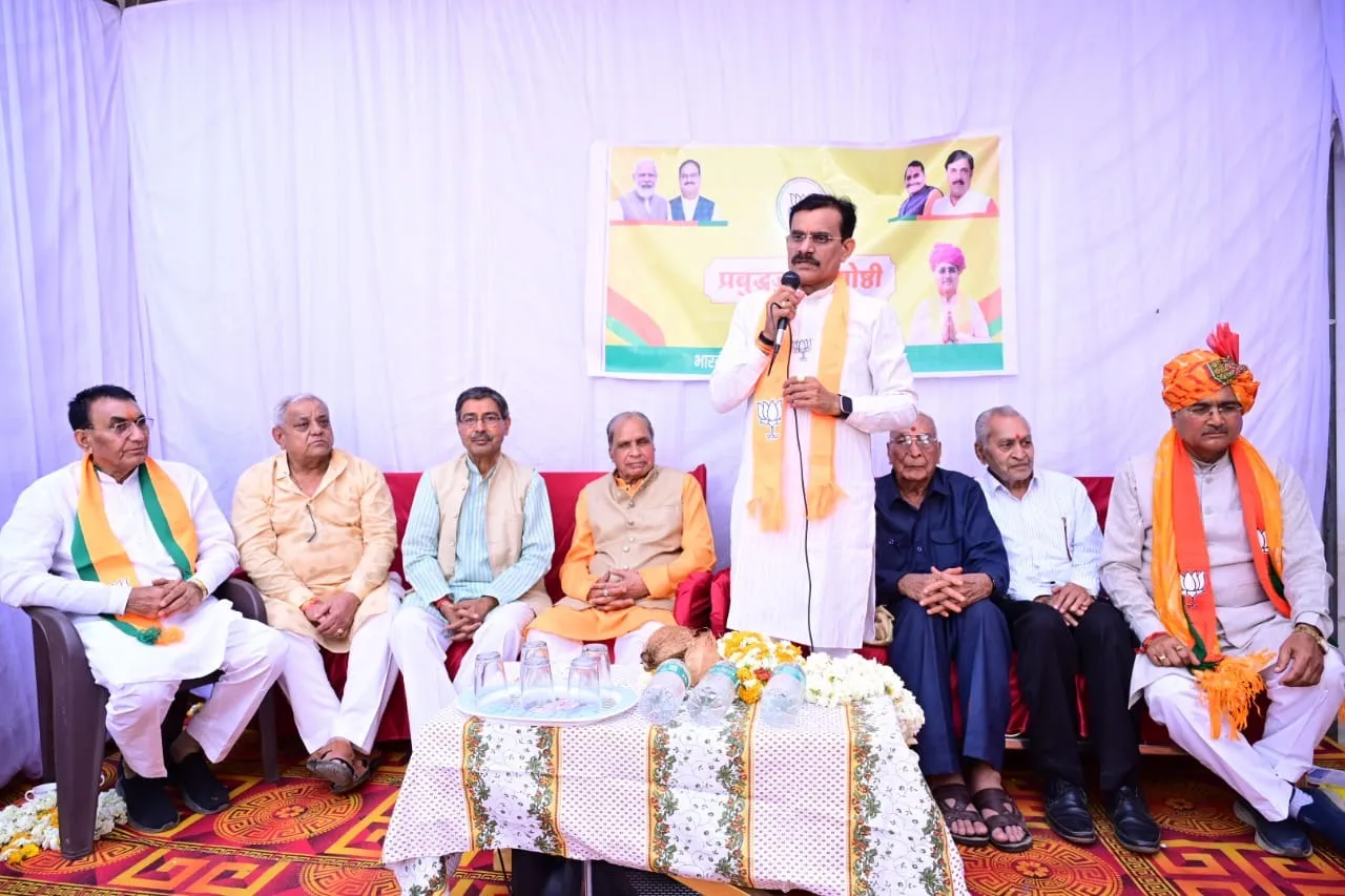 प्रदेश अध्यक्ष  Vishnudutt Sharma ने राजगढ़ में प्रबुद्धजनों से संवाद के पश्चात् लाभाथिर्यों से संपर्क कर किया दिवार लेखन