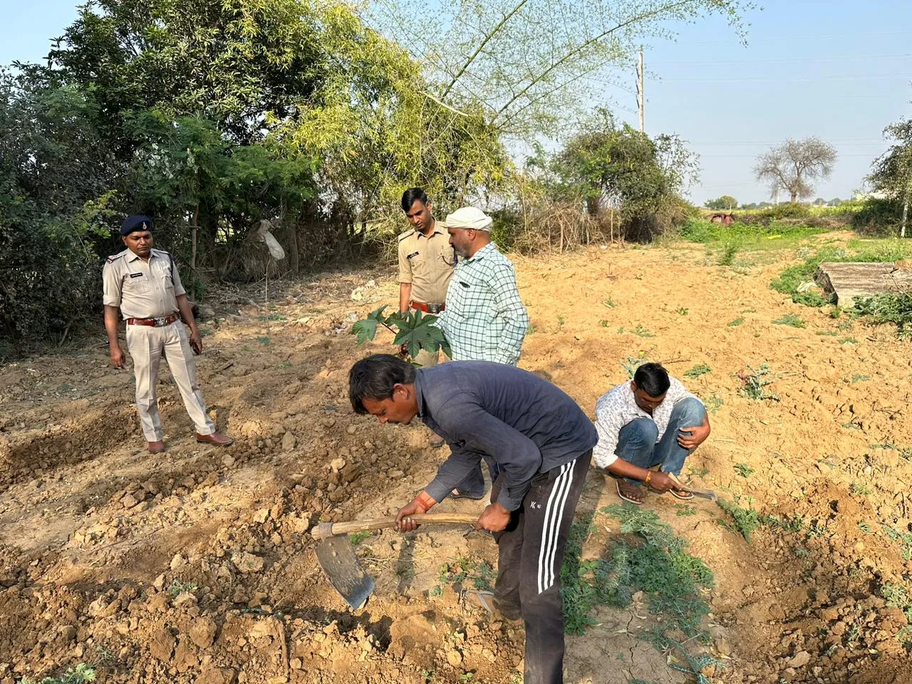 Utila And Hastinapur थाने में गुंडा परेड में बदमाशों का दिखा पर्यावरण प्रेम