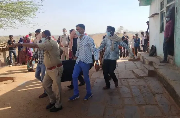 Kalyugi बेटे ने अपने बुजुर्ग पिता को झगड़े से नाराज होकर पीट-पीटकर उतारा मौत के घाट, घर में ही दफनाया