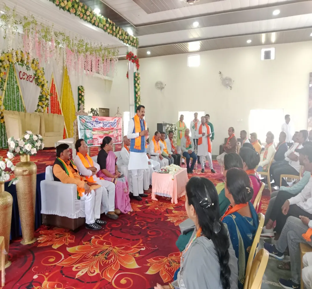 लोकसभा प्रदेश प्रभारी Dr. Mahendra Singh ने छिंदवाड़ा में ’बूथ विजय अभियान में शामिल होकर बैठक को किया संबोधित